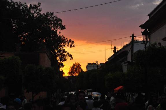 Pôr-do-sol na rua peatonal de Tlaquepaque, bairro de Guadalajara, no México